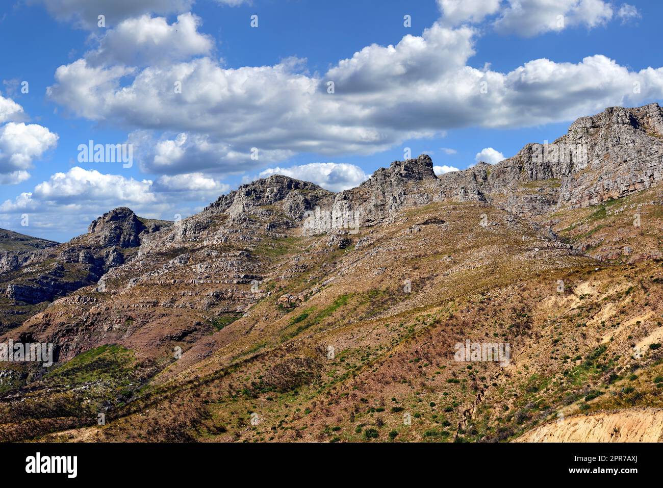 Landschaftsblick auf zwölf Apostel, Kapstadt im Westkap, Südafrika. Wunderschöne Landschaft einer beliebten Touristenattraktion während des Tages vor einem wolkigen blauen Himmel. Naturdenkmal für Wanderungen Stockfoto