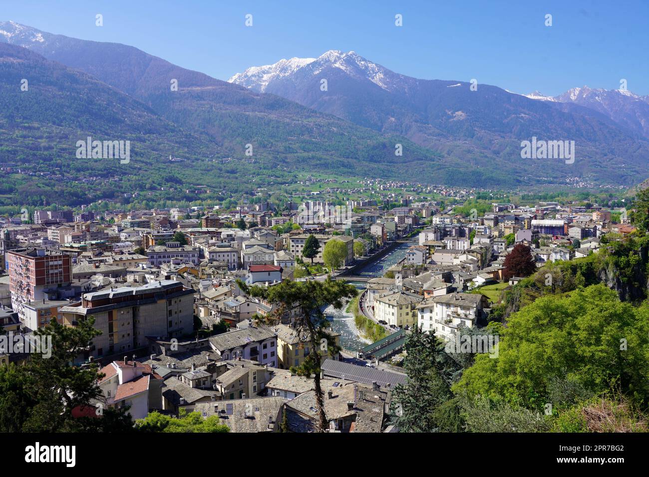 Luftpanorama der Stadt Sondrio im Valtellina-Tal, Lombardei, Italien Stockfoto