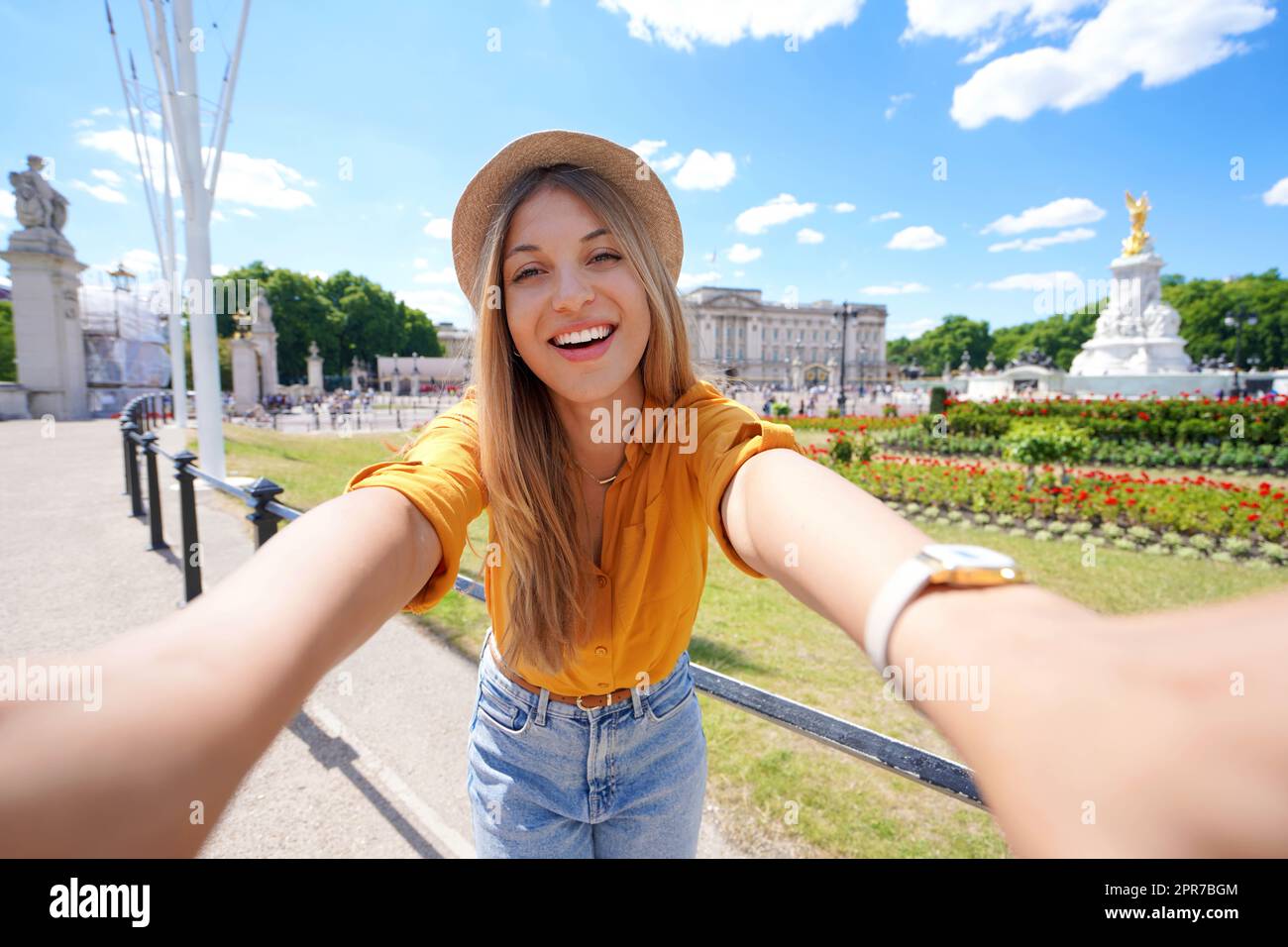 Junge Touristenfrau, die in London, Großbritannien, Selbstporträt macht Stockfoto