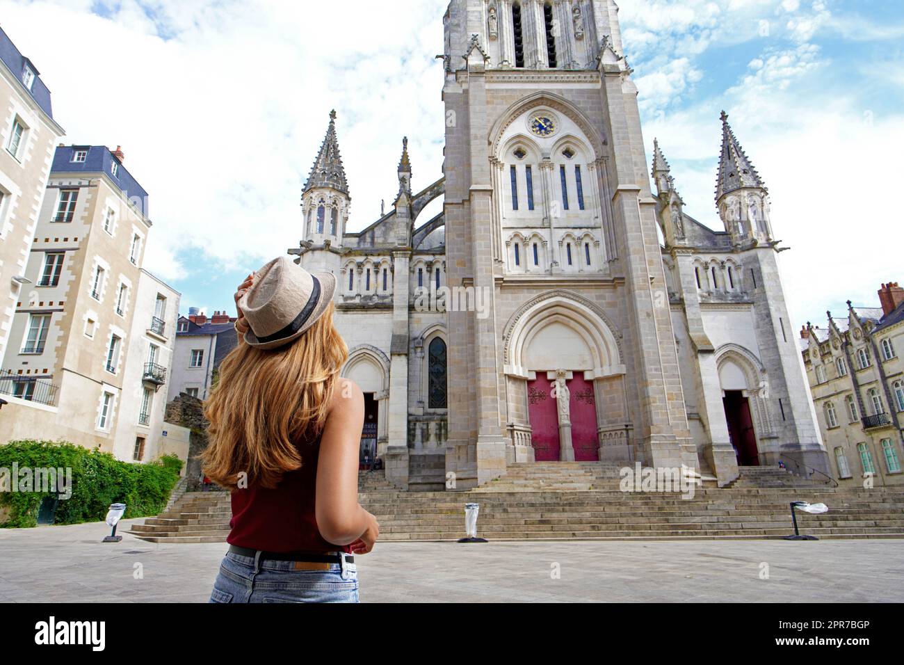 Tourismus in Frankreich. Rückansicht eines schönen Touristen-Mädchens, das die Stadt Nantes, Frankreich, besucht. Stockfoto
