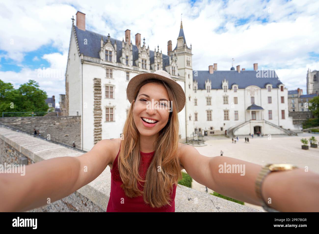 Selbstporträt von glücklichen Reisenden Mädchen zu Besuch Nantes Schloss, Frankreich Stockfoto