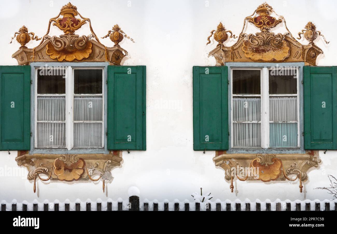 Fenster mit Vorhängen und Wandgemälden. Stockfoto