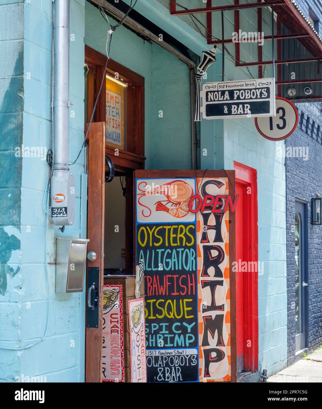 NEW ORLEANS, LA, USA - 23. APRIL 2023: Eintritt zur Nola Poboys and Bar in der Frenchmen Street im Viertel Marigny Stockfoto