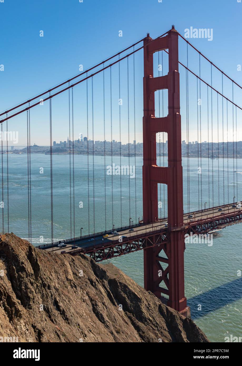 Ein Bild des Golden Gate Bridge Tower aus Sicht von Battery Spencer. Stockfoto