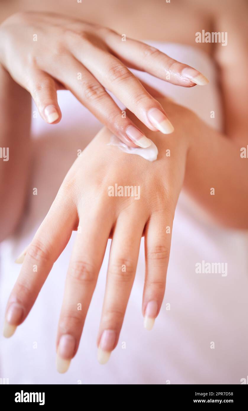 Schöne Hände werden unterschätzt. Aufnahme einer unkenntlichen Frau, die zu Hause Feuchtigkeitscreme auf ihre Hand aufgibt. Stockfoto