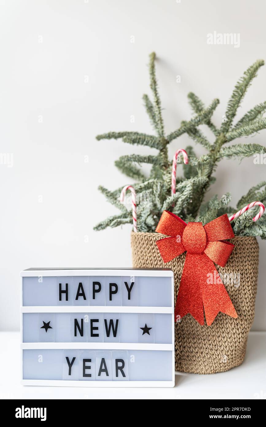 Frohes neues Jahr auf altem Lightbox mit Silvester Dekoration, Konzeptbild. Nobilis in einem Korb Süßigkeiten. Stockfoto