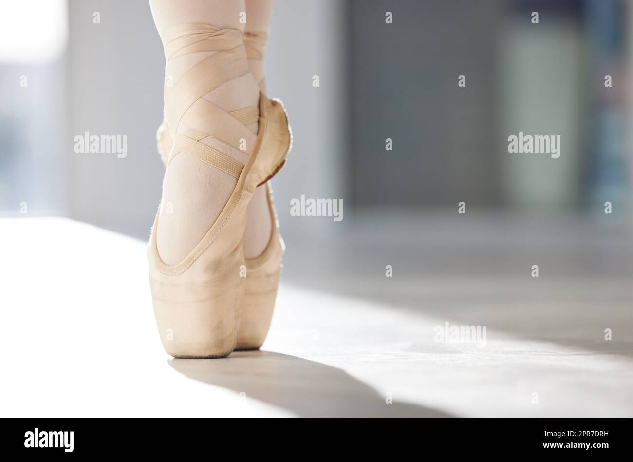 Balletttechnik ist willkürlich und sehr schwierig. Eine Gruppe von nicht erkennbaren Balletttänzern während ihrer Proben in einem Studio. Stockfoto