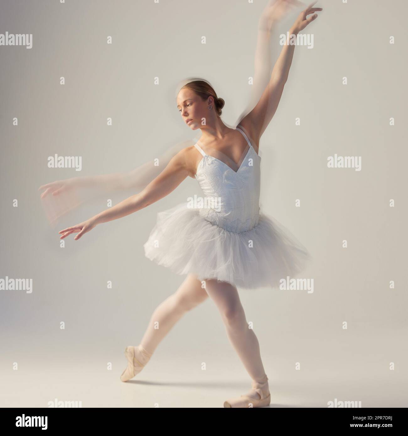 Träume auf meinen Füßen. Voll von einer schönen jungen Balletttänzerin, die in einem Tanzstudio Proben. Stockfoto