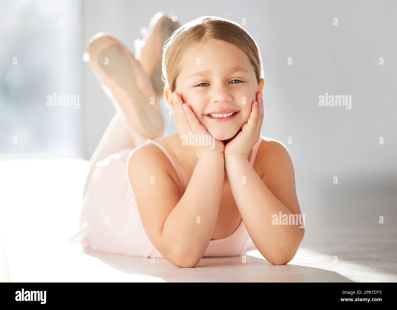 Ballett lernen ist wunderbar für Kinder. Eine Ballerina in einem Tanzstudio. Stockfoto