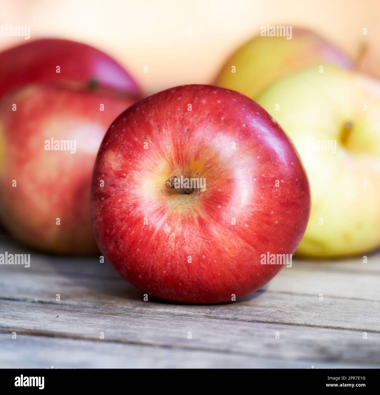 Nahaufnahme frischer roter Äpfel auf einem Tisch. Köstliche und biologische Früchte, die nach der Reife und in der Saison gepflückt werden, um sie mit Vitaminen für eine gesunde Immunität zu genießen. Nahrhafte Produkte für eine vegane oder vegetarische Ernährung Stockfoto