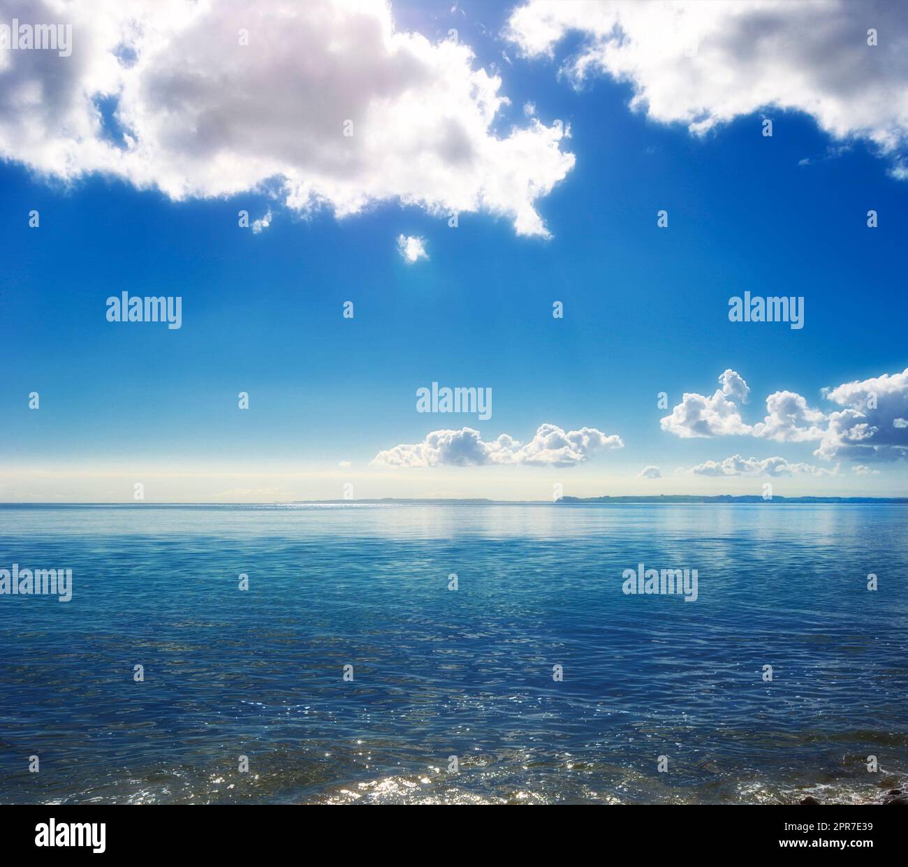 Kopieren Sie den Raum auf See mit wolkenlosem Himmelshintergrund über dem Horizont. Ruhiges Meereswasser am Strand von Torrey Pines, San Diego, Kalifornien. Majestätische und friedliche Landschaft für einen entspannenden Kurzurlaub Stockfoto
