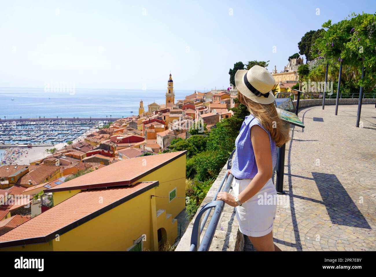 Tourismus in Frankreich. Reisende Mädchen besuchen Menton Stadt an der französischen Riviera. Stockfoto