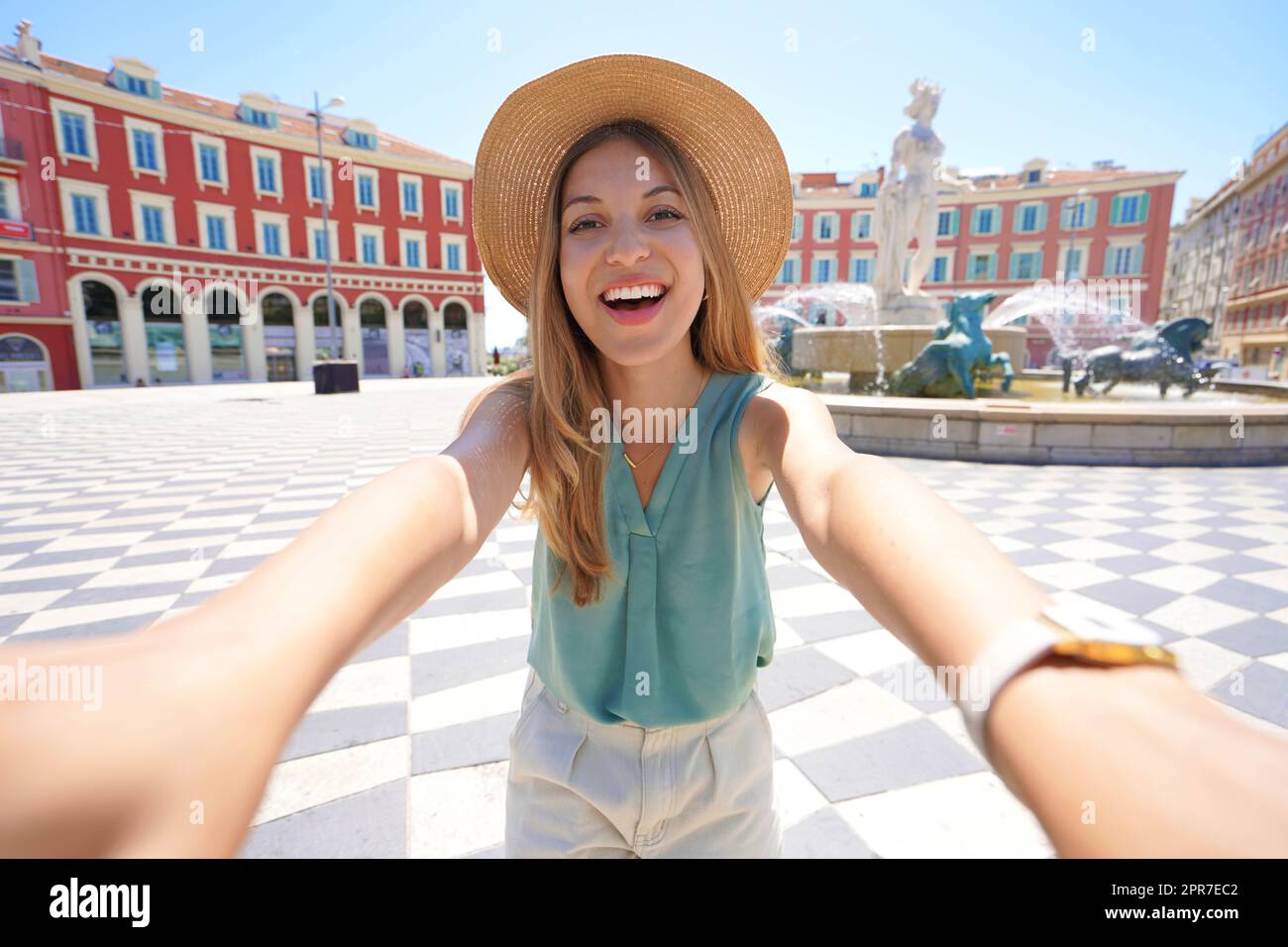 Selbstporträt einer lächelnden, fröhlichen Reisenden Frau auf dem Massena-Platz, Nizza, Cote d'Azur, Frankreich Stockfoto