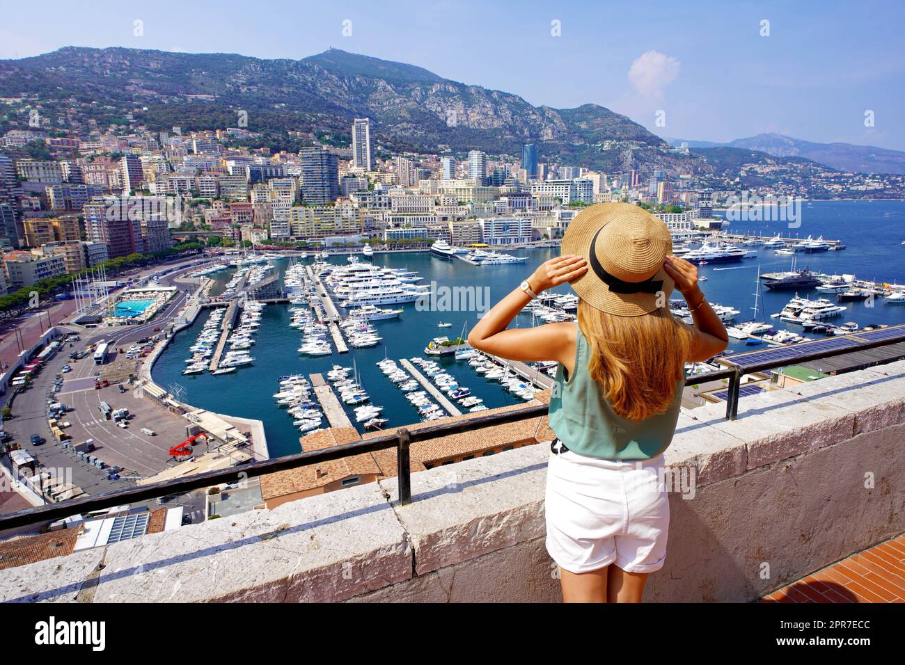 Luftaufnahme eines schönen Mädchens in Monte-Carlo Blick Stadtbild mit Wolkenkratzern und Hafen in Monaco City-State Stockfoto