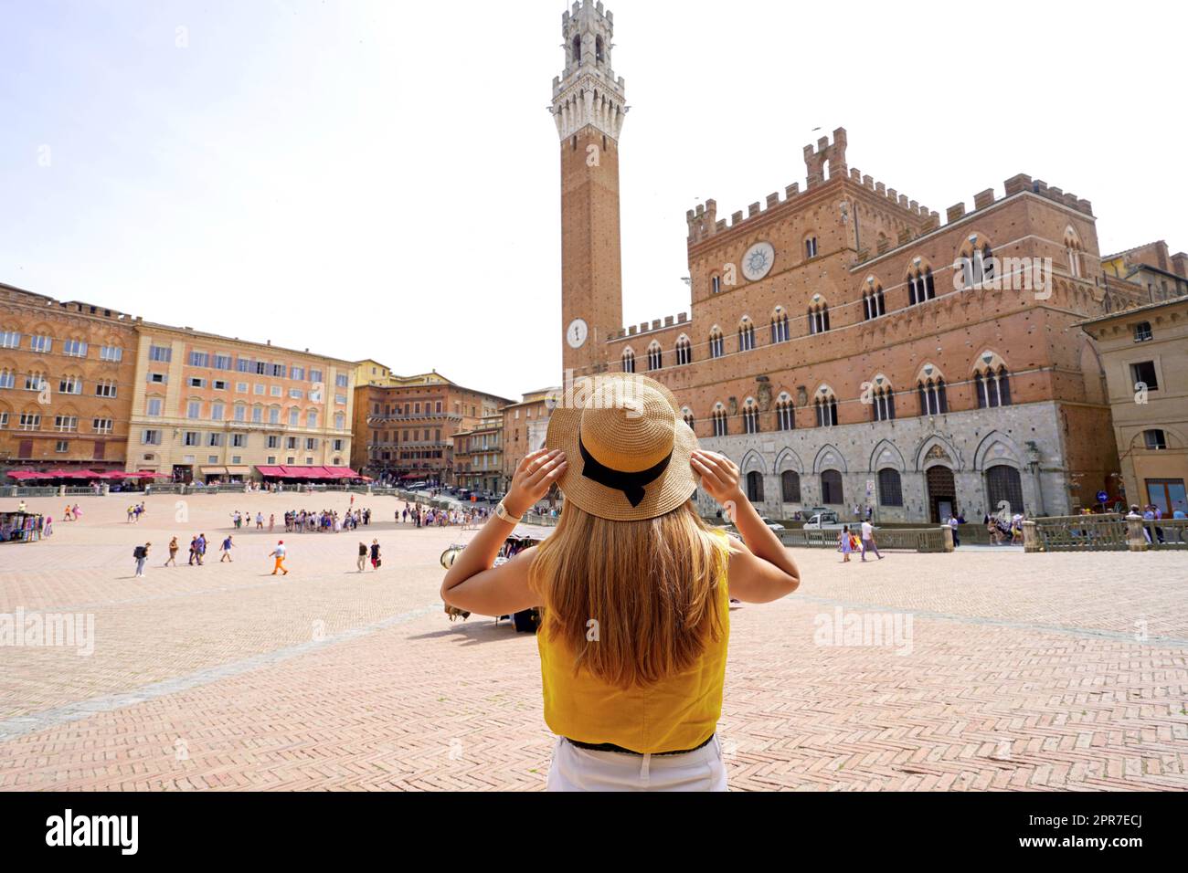 Urlaub in der Toskana. Rückansicht einer schönen Frau, die den Hauptplatz in Siena, Toskana, Italien besucht. Stockfoto