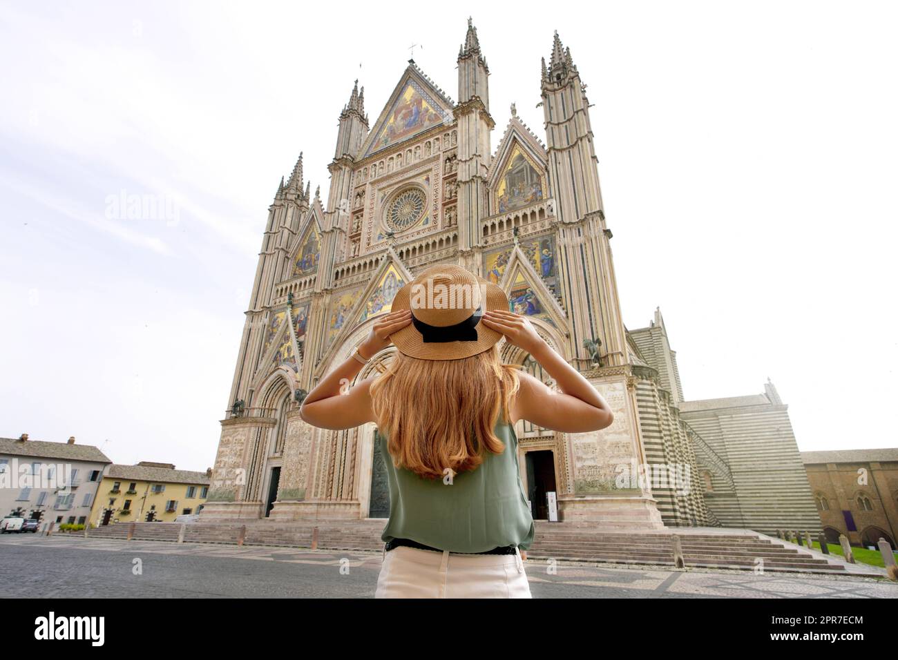 Tourismus in Italien. Junge Frau mit Blick auf die gut zurückhaltende Kathedrale von Orvieto, Umbrien, Italien. Stockfoto