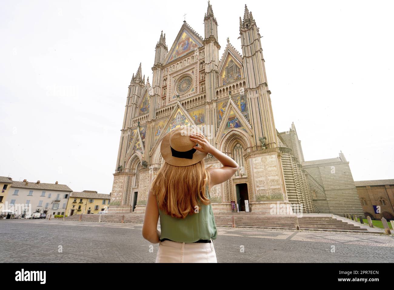 Urlaub in Italien. Tourist Frau genießen Blick auf die gut reservierte Kathedrale von Orvieto, Umbrien, Italien. Stockfoto