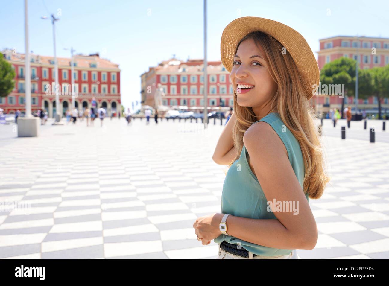 Porträt einer attraktiven Modefrau dreht sich um und lächelt vor der Kamera in Nizza, Frankreich Stockfoto