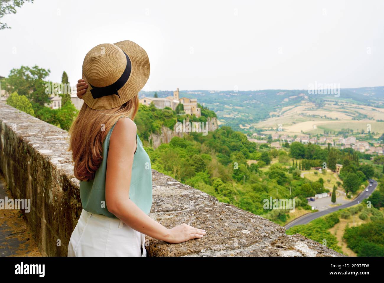 Tourist Frau in der ruhigen Stadt Orvieto genießen ruhige Landschaft der Hügel Umbriens in Zentral-authentischen Italien Stockfoto