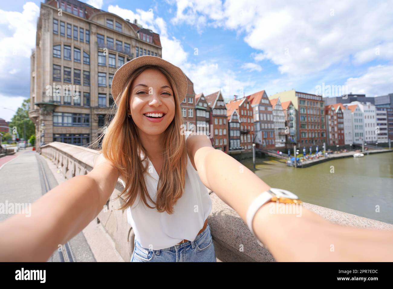 Reisenden Mädchen macht Selbstporträt in Hamburg, Deutschland Stockfoto