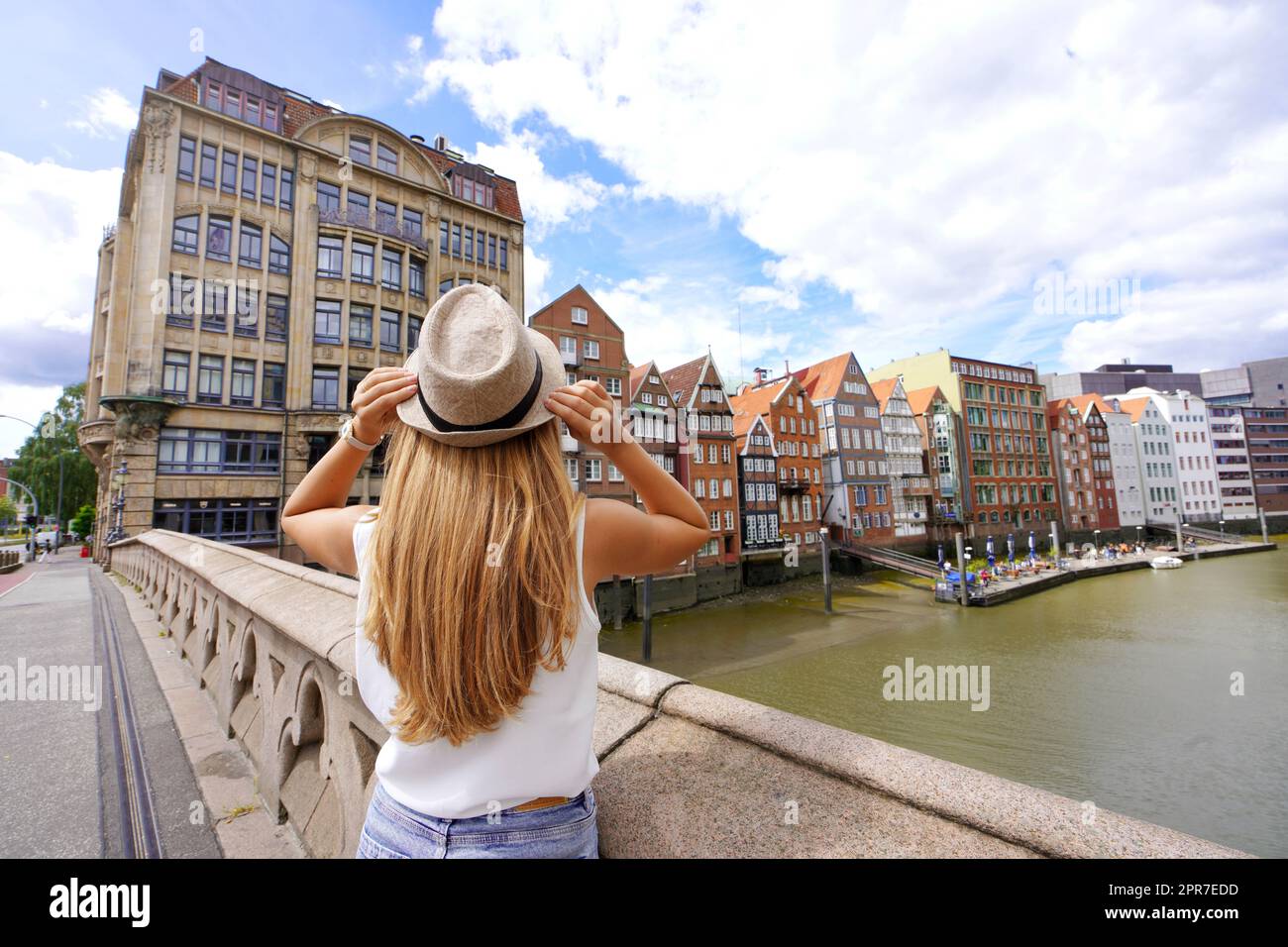 Reisen Sie in Deutschland. Schöne junge Frau, die die Stadt Hamburg, Deutschland, erkundet. Stockfoto