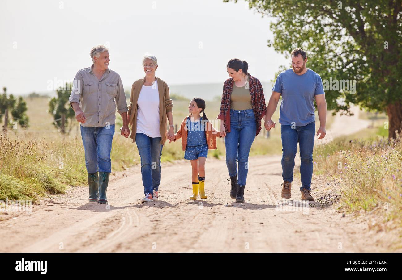 Eine Familie von Bauern zu züchtern. Aufnahme einer Familie mit mehreren Generationen, die auf einem Bauernhof zusammenläuft. Stockfoto