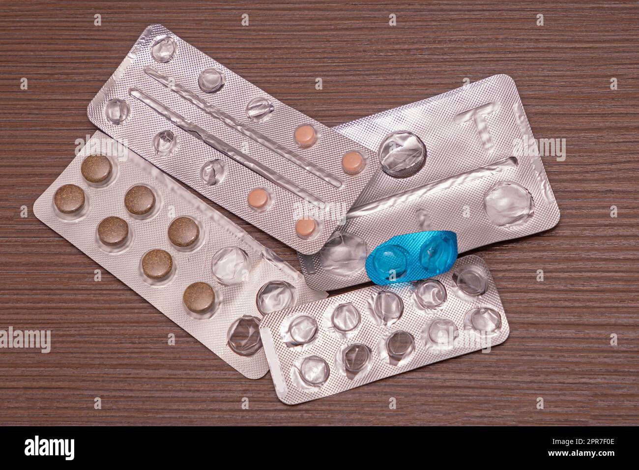 Benutzte medizinische Blasen auf Holztisch Stockfoto