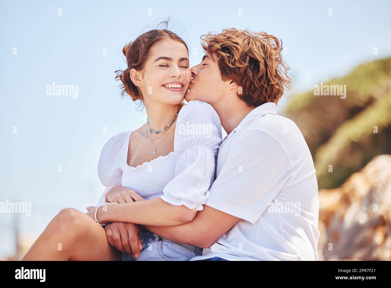 Ein Lächeln würde mir eine Sommerbrise durchs Herz blasen. Aufnahme eines jungen Paares, das Zeit am Strand verbringt. Stockfoto