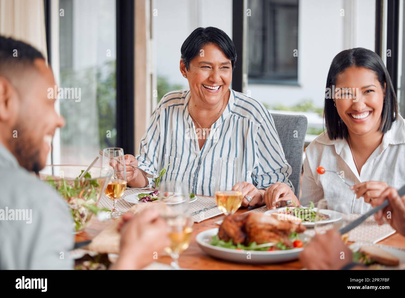 Familienzeit beinhaltet immer Essen. Eine Familie, die zusammen zu Hause zu Mittag essen. Stockfoto