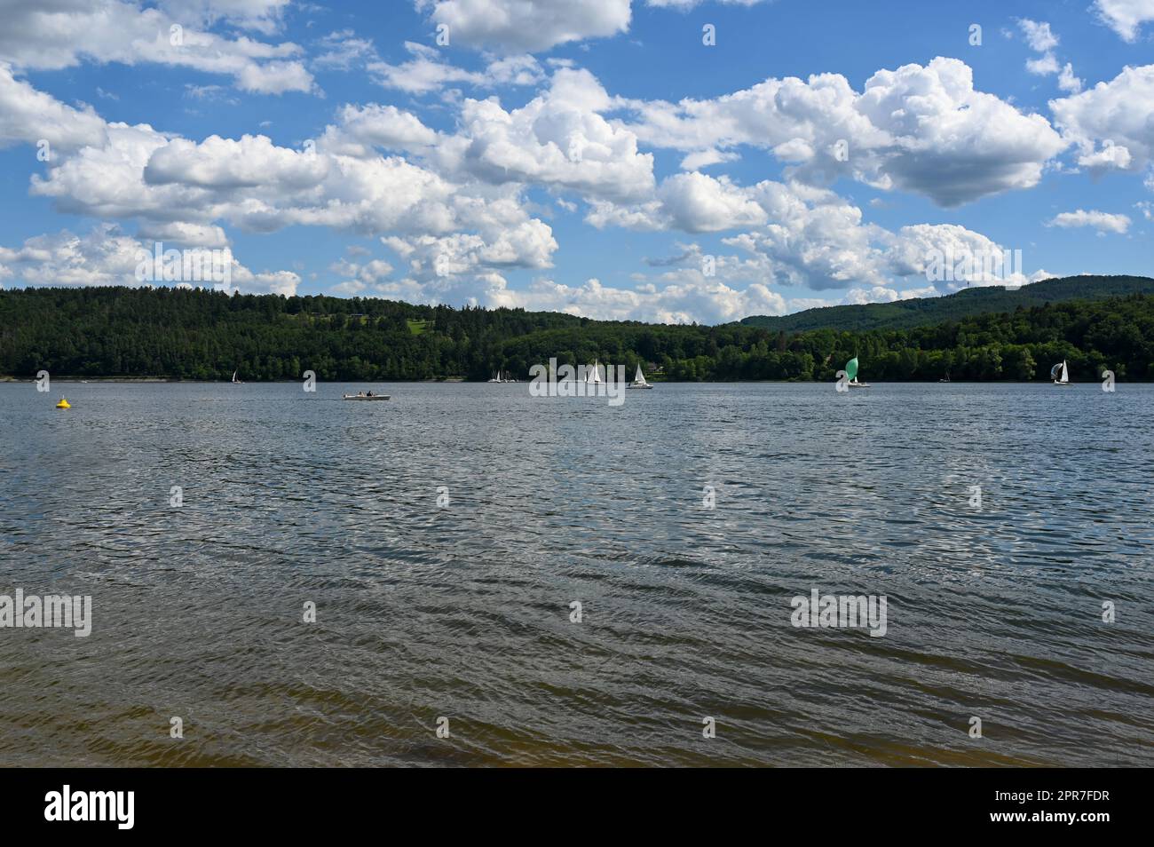 Blick auf den Edersee mit Segelbooten und blauem Himmel Stockfoto