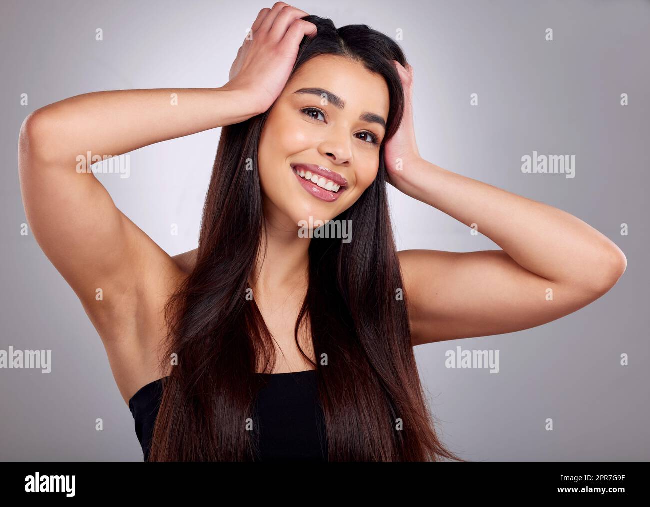 Vertrauen sieht gut aus für mich. Studioportrait einer attraktiven jungen Frau, die vor grauem Hintergrund posiert. Stockfoto