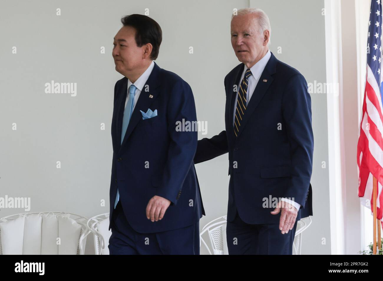 Washington, Usa. 26. April 2023. Präsident Joe Biden und der südkoreanische Präsident Yoon Suk Yeol (L) gehen am Mittwoch, den 26. April 2023, nach einer offiziellen Ankunftszeremonie im Weißen Haus auf dem südlichen Rasen des Weißen Hauses in Washington, DC, zum Oval Office auf der Westflügel-Kolonnade. Foto: Oliver Contreras/UPI Credit: UPI/Alamy Live News Stockfoto