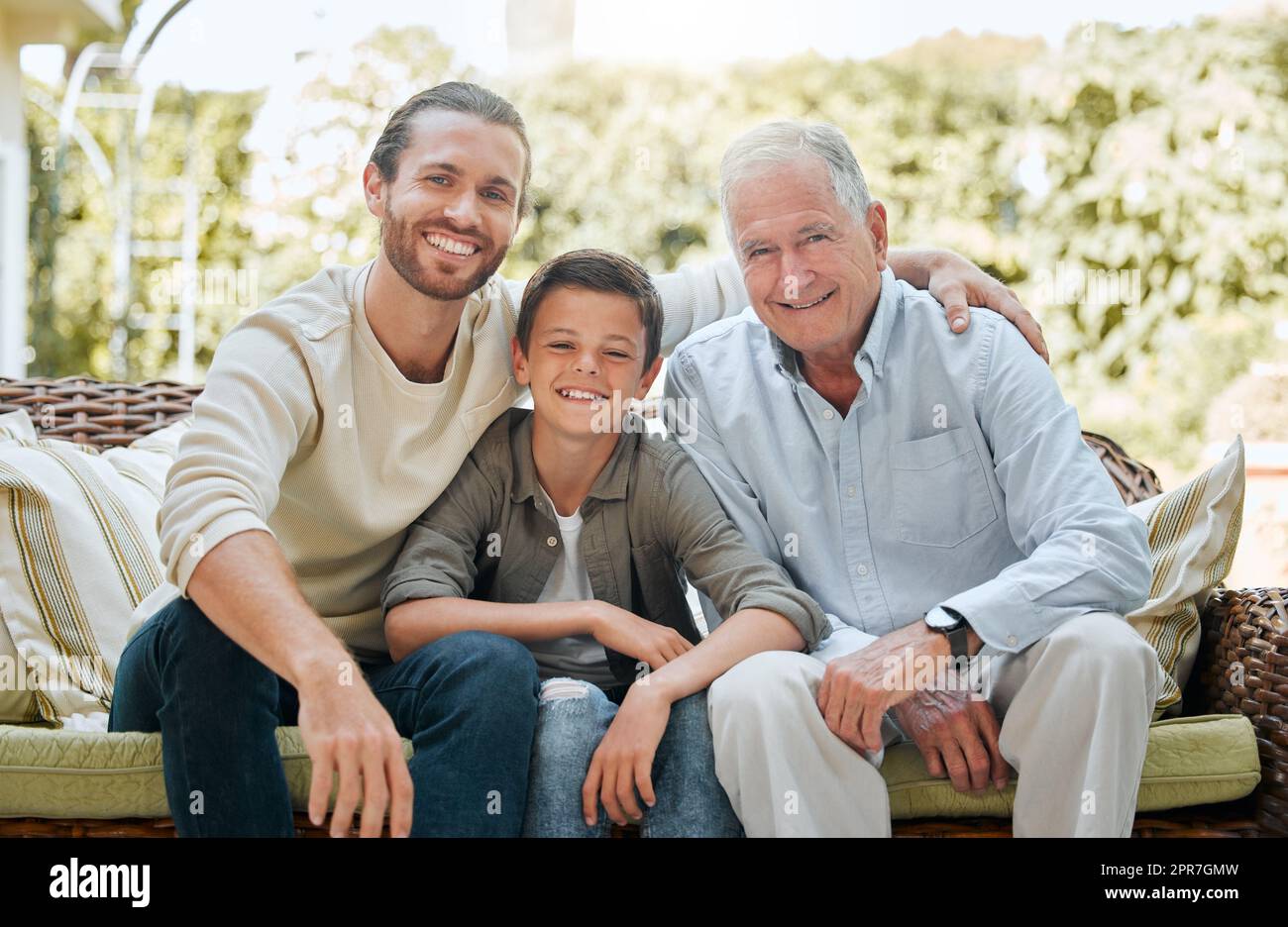 Unterstütze dich mit der Liebe zur Familie. Aufnahme eines Mannes, der mit seinem Sohn und seinem älteren Vater draußen sitzt. Stockfoto