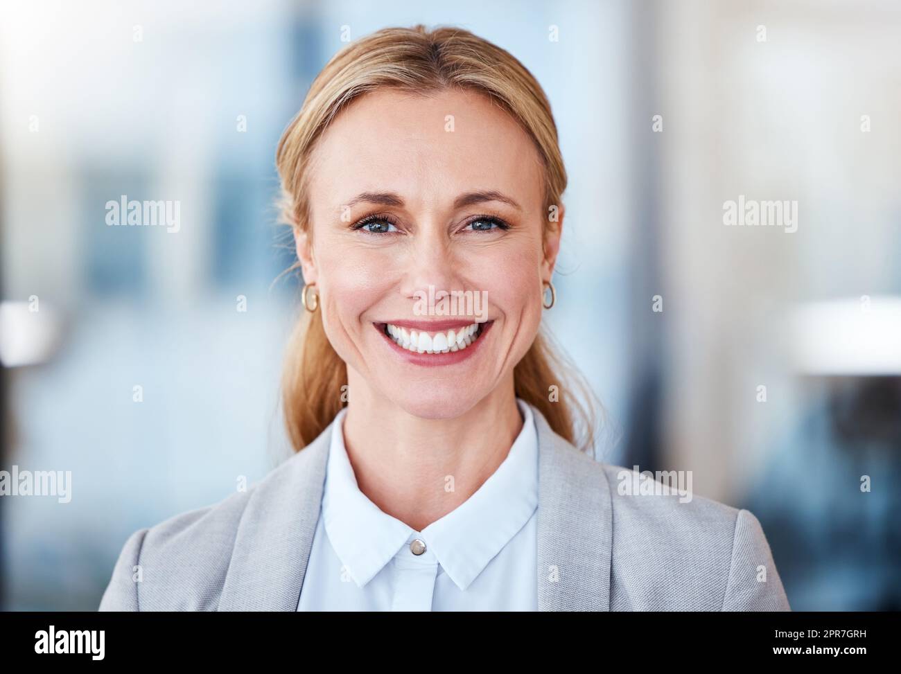 Das freundlichste Gesicht in der Firma. Porträt einer selbstbewussten, reifen Geschäftsfrau, die in einem modernen Büro arbeitet. Stockfoto