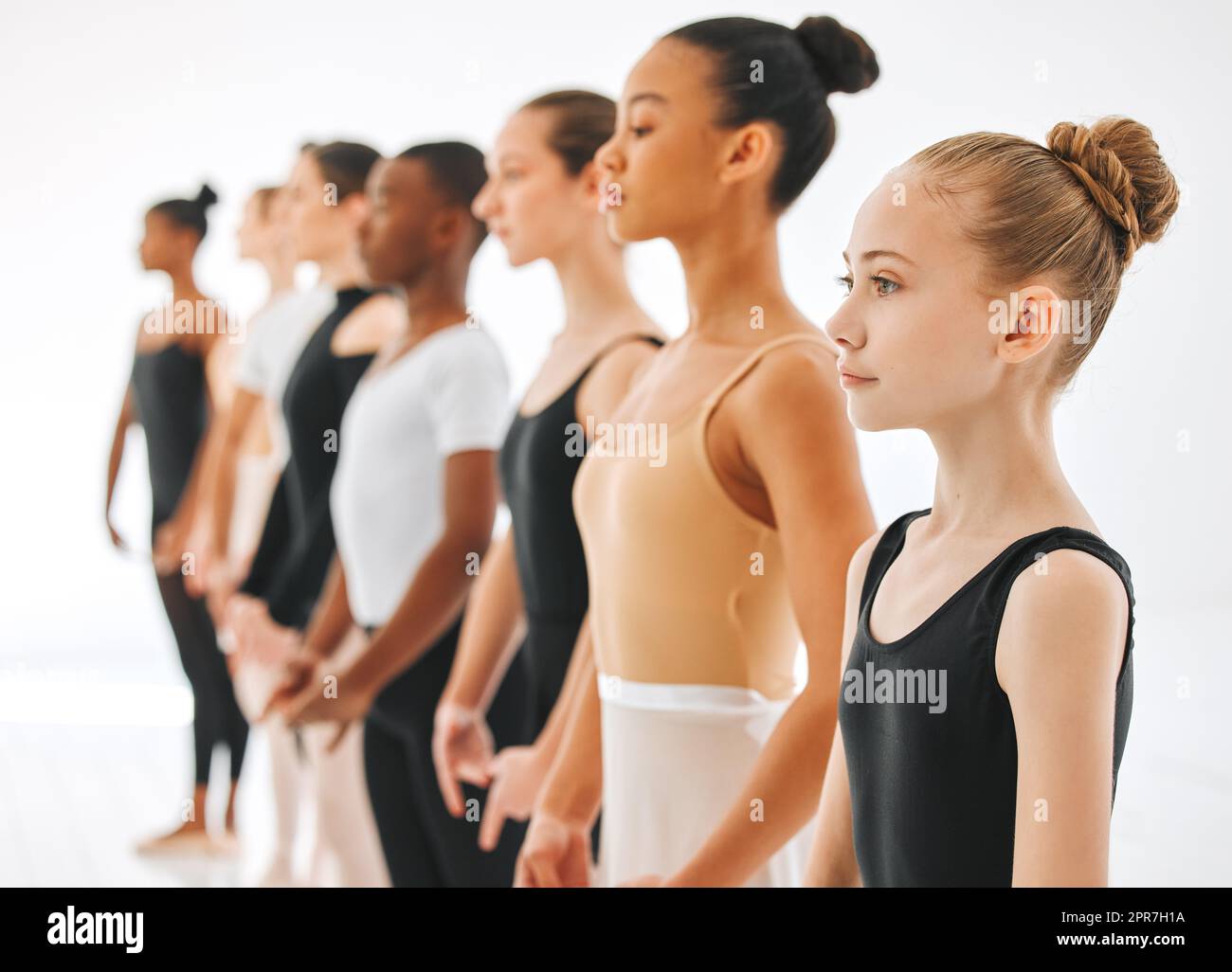 Warten Sie nicht, die Welt ist Ihre Bühne. Eine Gruppe junger Balletttänzer üben ihre Routine in einem Tanzstudio. Stockfoto