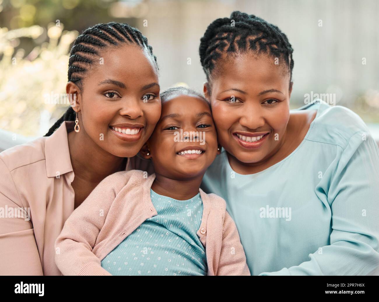 Nun, immer haben einander. Eine Familie verbringt Zeit zusammen zu Hause. Stockfoto