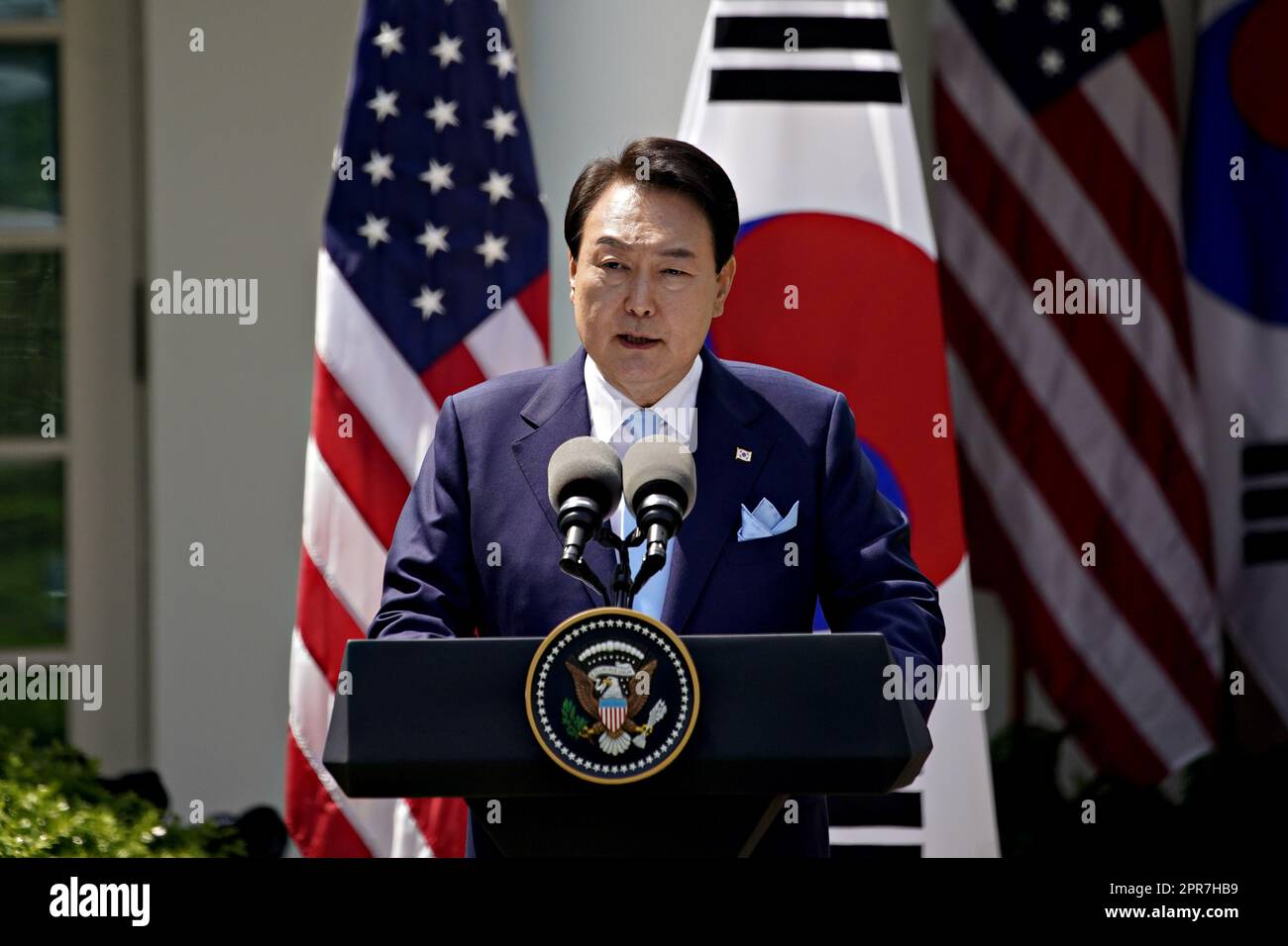 Washington, Usa. 26. April 2023. Der südkoreanische Präsident Yoon Suk Yeol spricht am Mittwoch, den 26. April 2023, auf einer gemeinsamen Pressekonferenz mit Präsident Joe Biden im Rosengarten im Weißen Haus in Washington, DC. Yoon hat einen offiziellen Staatsbesuch im Weißen Haus. Foto: Al Drago/UPI Credit: UPI/Alamy Live News Stockfoto