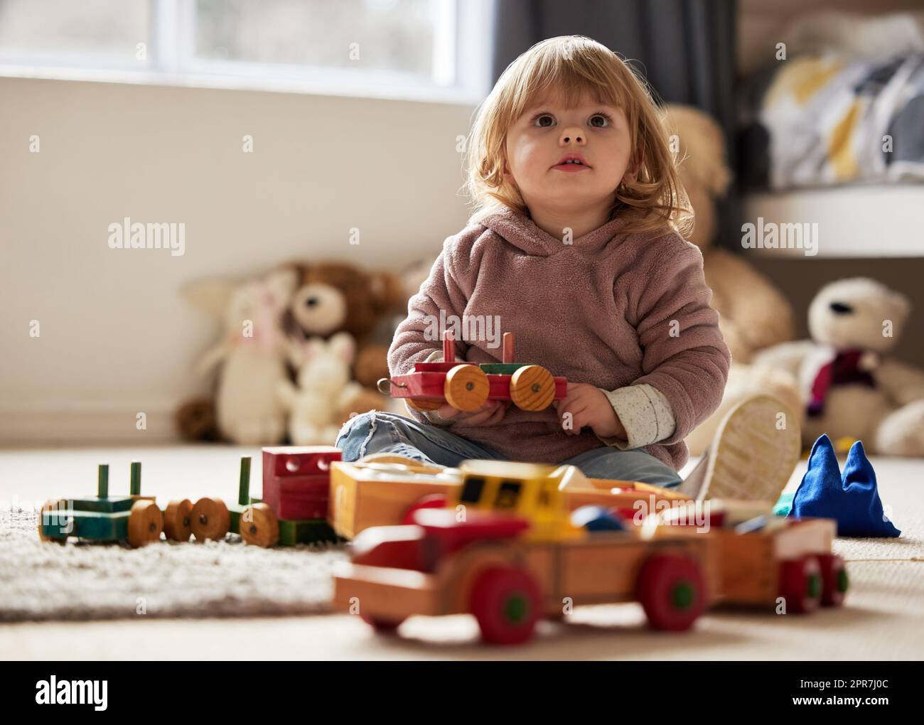 Shes mit so viel Spaß. Ein kleines Mädchen zu Hause spielen. Stockfoto