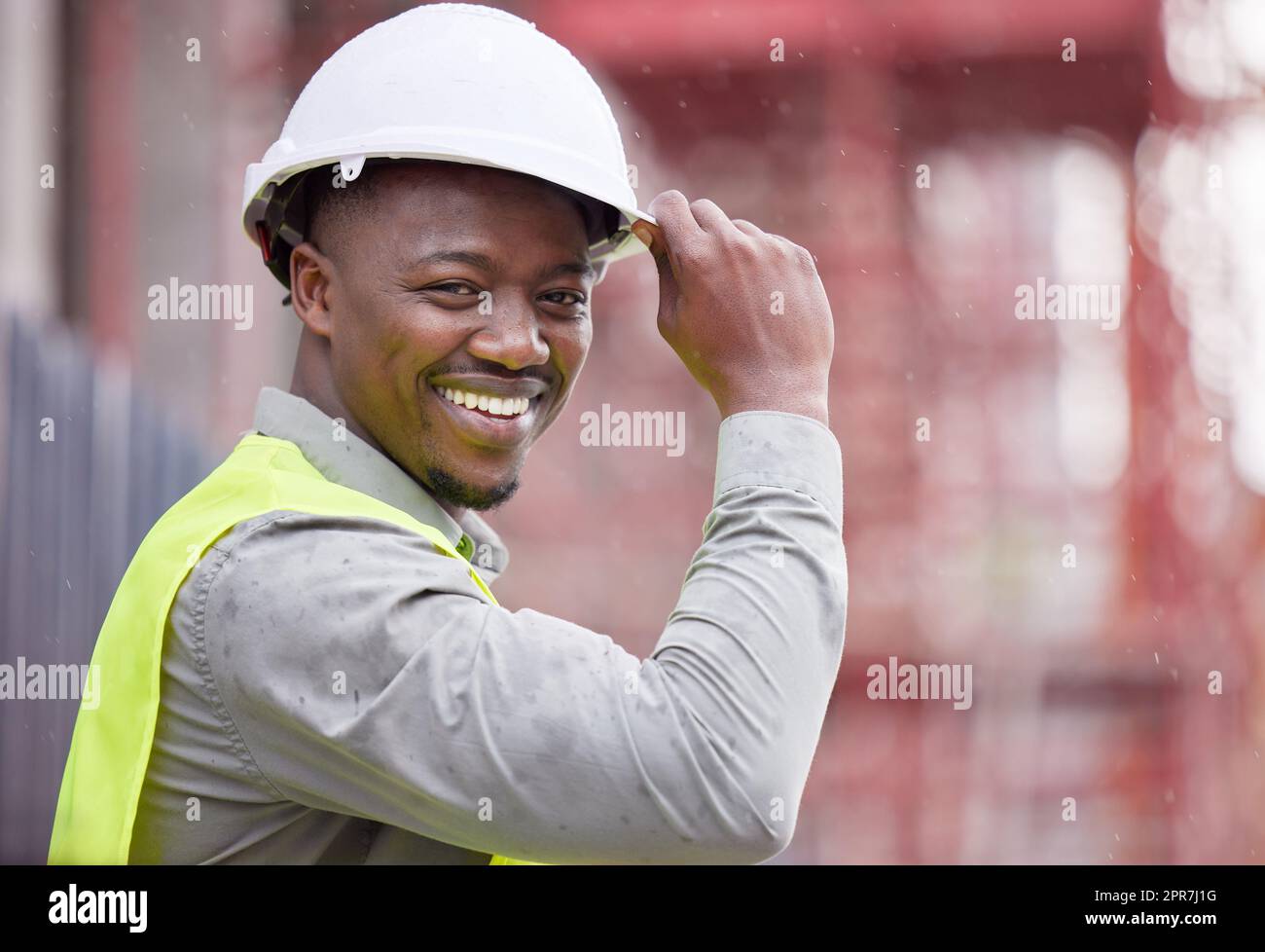 Ich kann die Arbeit nicht erledigen. Zugeschnittenes Porträt eines hübschen jungen Bauarbeiters, der auf einer Baustelle steht. Stockfoto