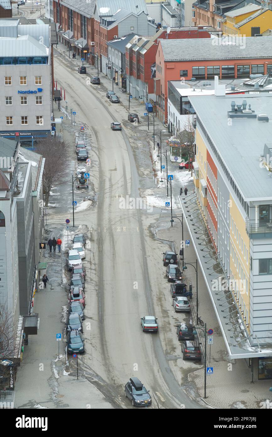 Luftaufnahme der Stadt Bodo und Umgebung während des Tages. Die Straßen einer belebten kleinen Innenstadt von oben. Eine Stadt für Freizeitaktivitäten und Tourismus im Winter Stockfoto