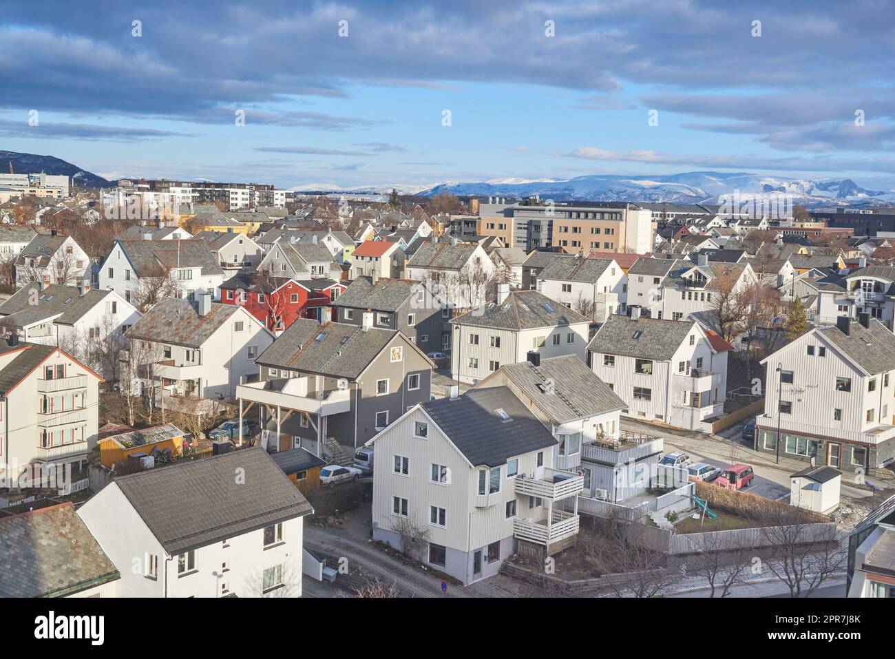 Die kleine Stadt Bodo in Norwegen mit einem bewölkten oder bedeckten blauen Himmel. Ein schöner malerischer Blick auf die Straßen und Gebäude der Stadt mit Kopierbereich. Friedliche ländliche Stadt von oben Stockfoto