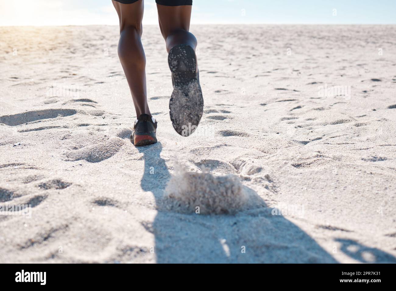 Mann jogging strand Fotos und Bildmaterial in hoher Auflösung Alamy