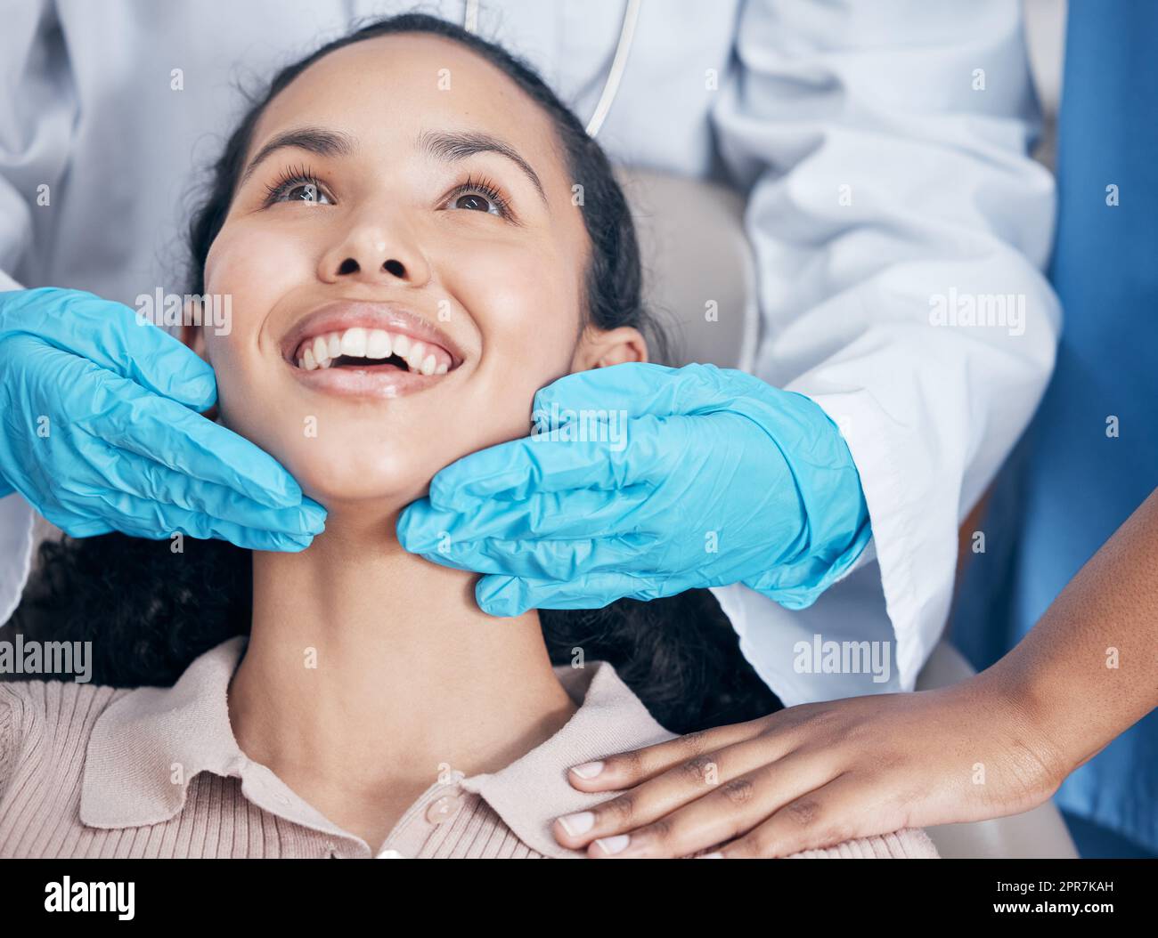 Ein Job Gut gemacht. ein Zahnarzt, der nach einem Eingriff seine Handarbeit überprüft. Stockfoto
