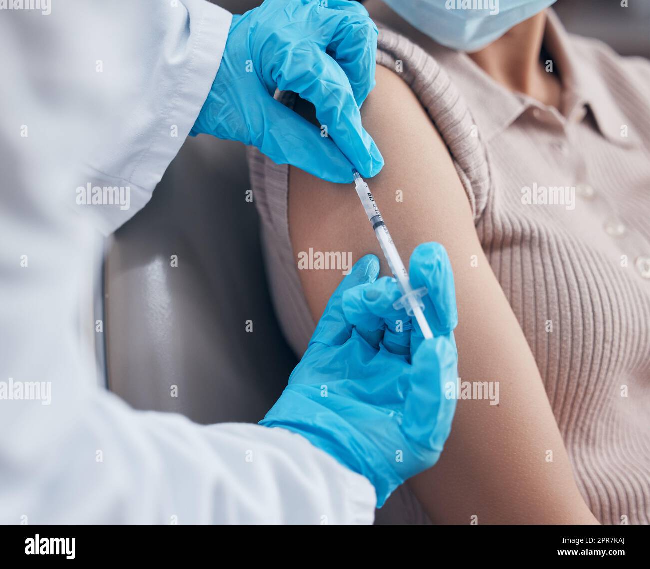 Es braucht nur einen einzigen Schuss. Eine Frau erhält von ihrem Arzt einen Impfschutz. Stockfoto