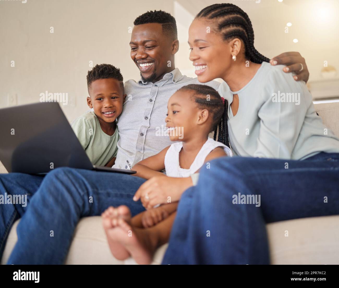 Familie ist alles, was zählt. Eine junge afrikanische Familie, die zusammen Filme auf einem Laptop sieht. Stockfoto