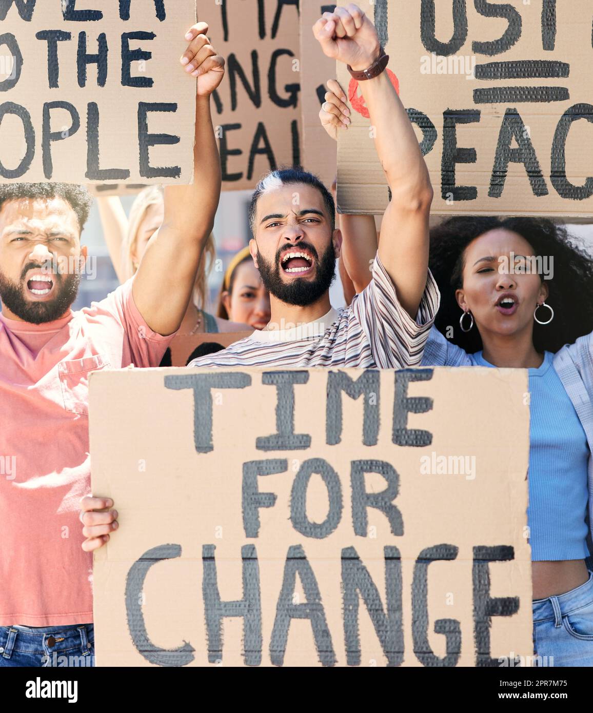 Zeit für Veränderung. Eine Gruppe junger Menschen protestiert in der Stadt. Stockfoto