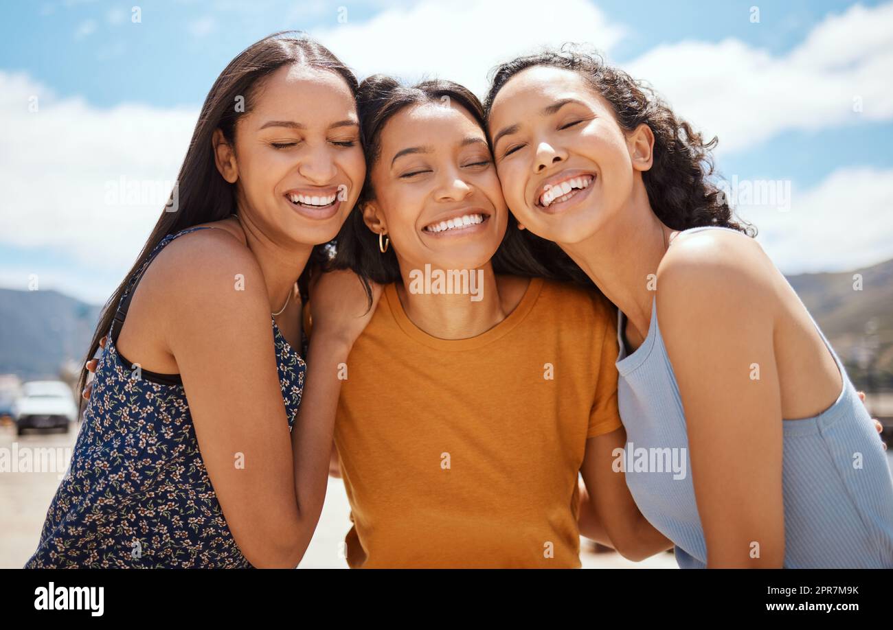 Eine süße Freundschaft erfrischt die Seele. Porträt einer Gruppe junger Frauen, die im Freien zusammen hängen. Stockfoto