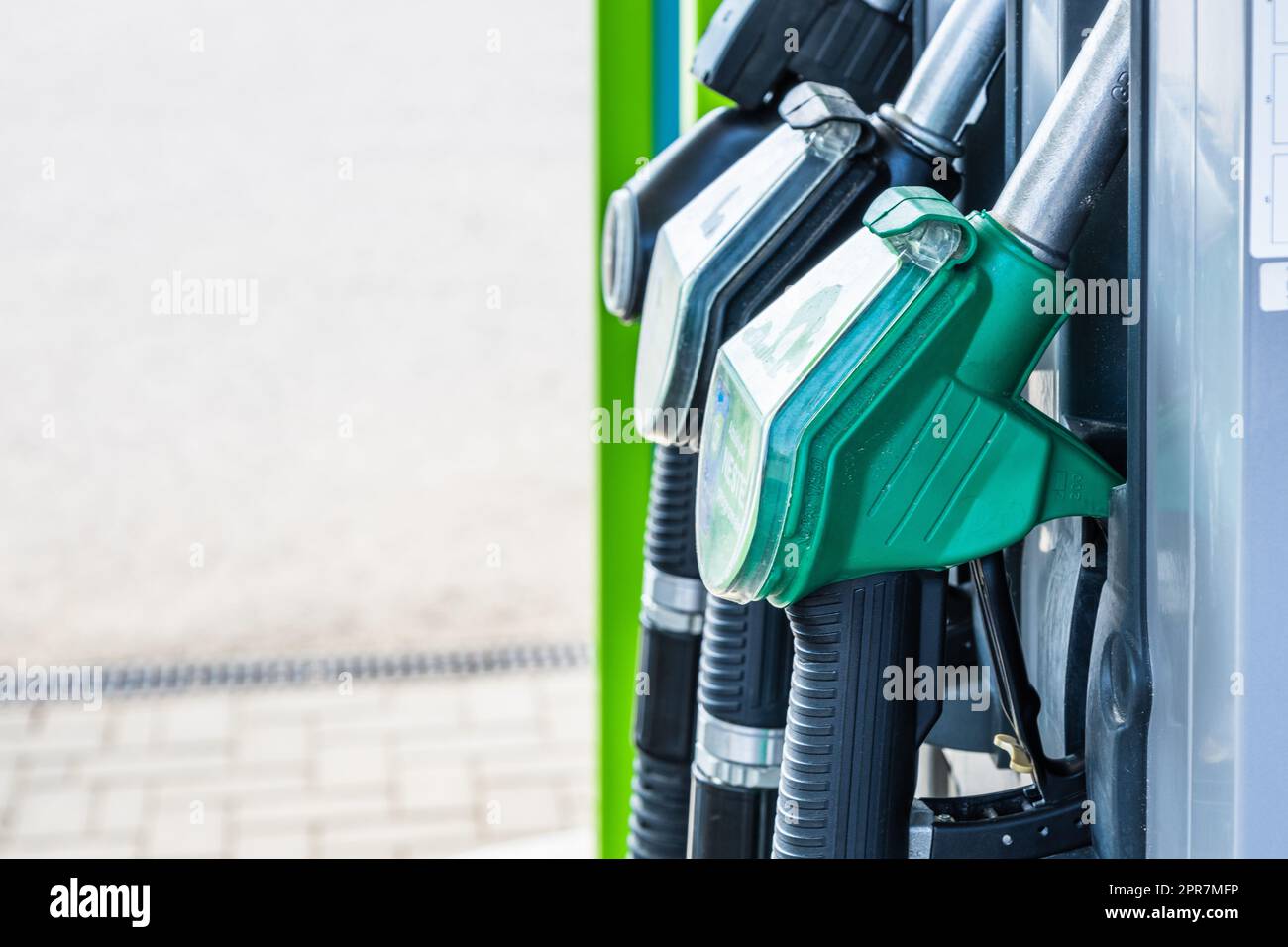 Nahaufnahme von Diesel- und Benzinpistolen an einer Tankstelle Stockfoto