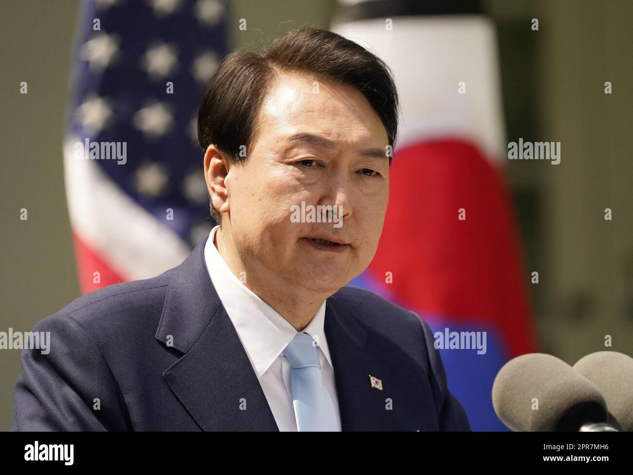 Washington, Usa. 26. April 2023. Der südkoreanische Präsident Yoon Suk Yeol spricht am Mittwoch, den 26. April 2023, auf einer gemeinsamen Pressekonferenz mit Präsident Joe Biden im Rosengarten im Weißen Haus in Washington, DC. Yoon hat einen offiziellen Staatsbesuch im Weißen Haus. Foto: Ken Cedeno/UPI Credit: UPI/Alamy Live News Stockfoto Washington, Usa. 26. April 2023. Der südkoreanische Präsident Yoon Suk Yeol spricht am Mittwoch, den 26. April 2023, auf einer gemeinsamen Pressekonferenz mit Präsident Joe Biden im Rosengarten im Weißen Haus in Washington, DC. Yoon hat einen offiziellen Staatsbesuch im Weißen Haus. Foto: Ken Cedeno/UPI Credit: UPI/Alamy Live News Stockfoto