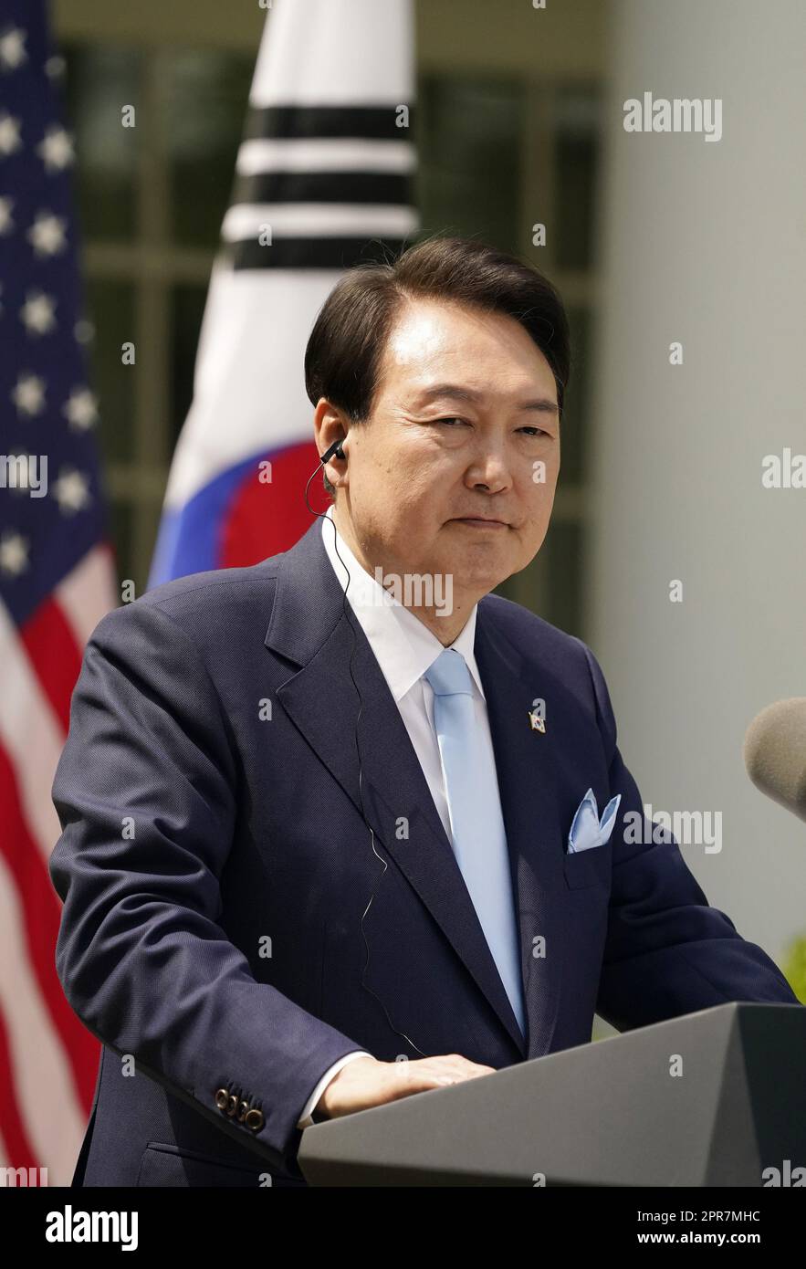 Washington, Usa. 26. April 2023. Der südkoreanische Präsident Yoon Suk Yeol spricht am Mittwoch, den 26. April 2023, auf einer gemeinsamen Pressekonferenz mit Präsident Joe Biden im Rosengarten im Weißen Haus in Washington, DC. Yoon hat einen offiziellen Staatsbesuch im Weißen Haus. Foto: Ken Cedeno/UPI Credit: UPI/Alamy Live News Stockfoto Washington, Usa. 26. April 2023. Der südkoreanische Präsident Yoon Suk Yeol spricht am Mittwoch, den 26. April 2023, auf einer gemeinsamen Pressekonferenz mit Präsident Joe Biden im Rosengarten im Weißen Haus in Washington, DC. Yoon hat einen offiziellen Staatsbesuch im Weißen Haus. Foto: Ken Cedeno/UPI Credit: UPI/Alamy Live News Stockfoto